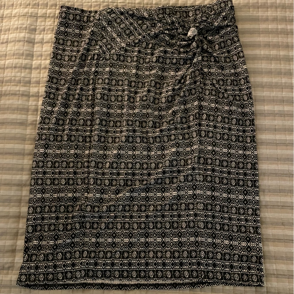 Black and white printed stretch skirt